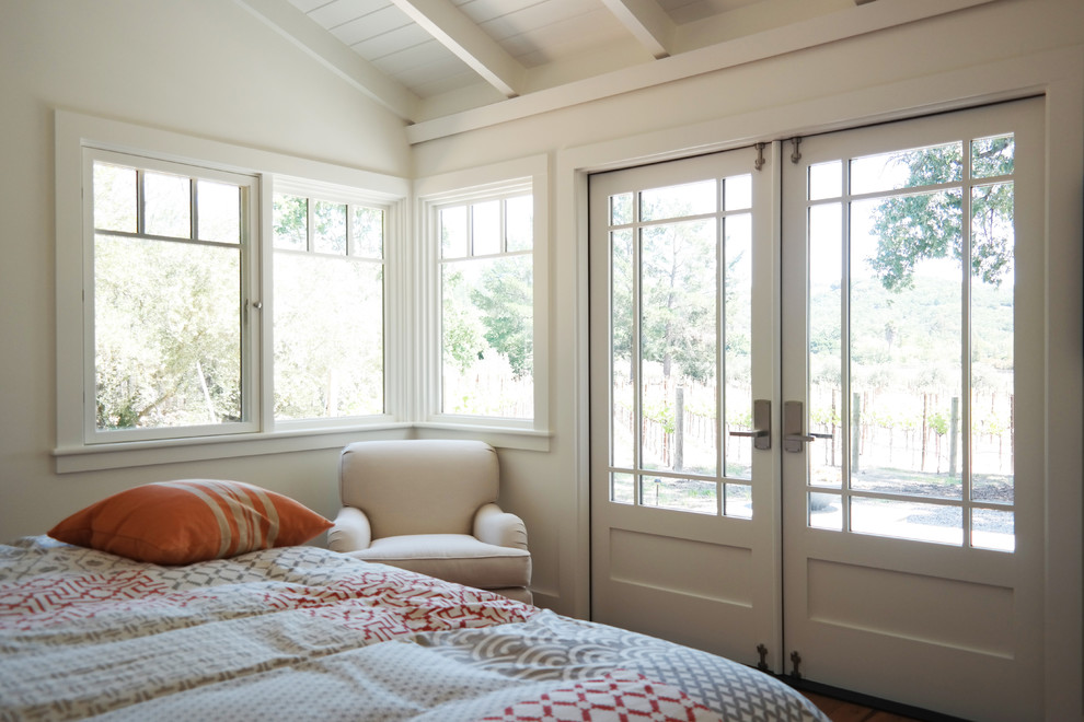 Diseño de habitación de invitados de estilo de casa de campo pequeña con paredes blancas y suelo de madera en tonos medios