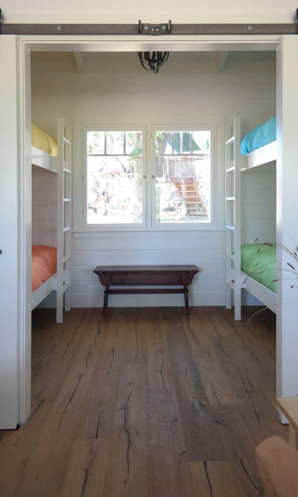 Ejemplo de habitación de invitados de estilo de casa de campo pequeña con paredes blancas y suelo de madera oscura