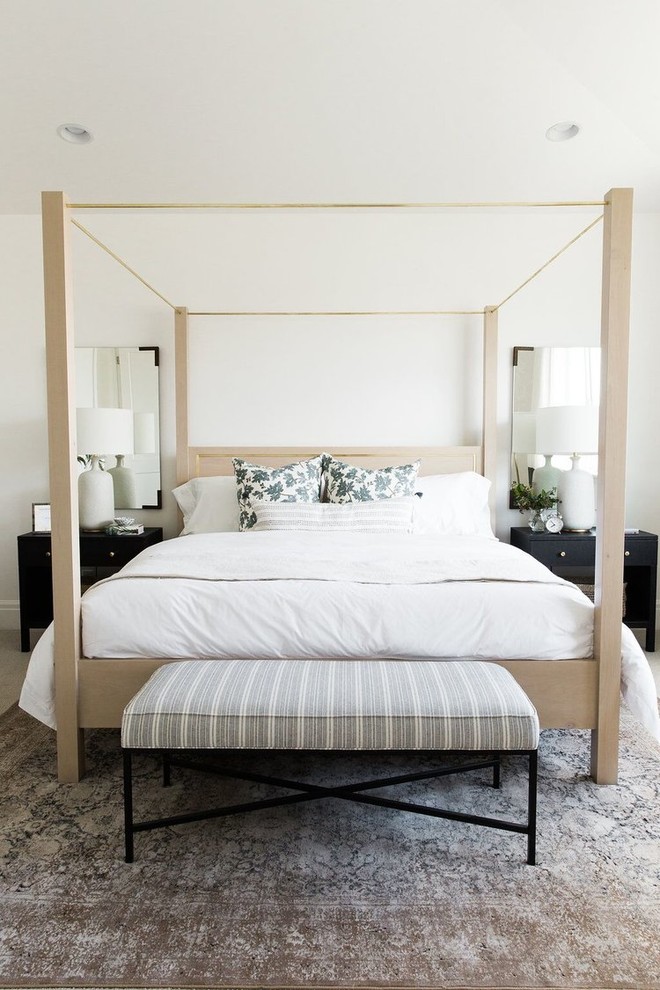 Источник вдохновения для домашнего уюта: хозяйская спальня среднего размера в стиле неоклассика (современная классика) с белыми стенами, ковровым покрытием и бежевым полом