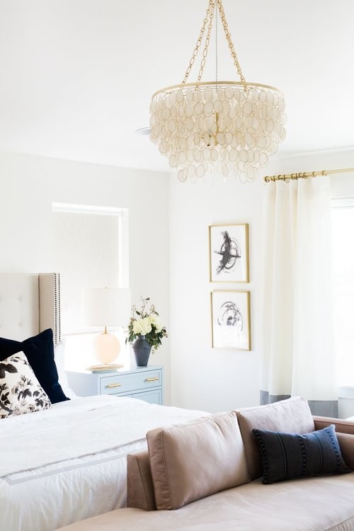 Источник вдохновения для домашнего уюта: хозяйская спальня среднего размера в стиле неоклассика (современная классика) с белыми стенами, ковровым покрытием и белым полом