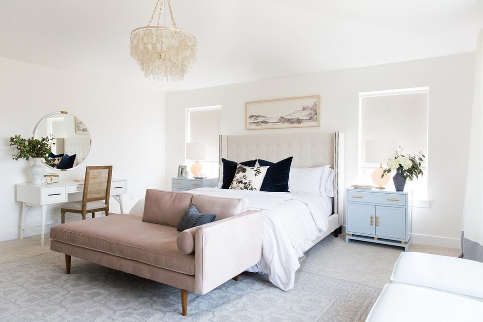 ソルトレイクシティにある中くらいなトランジショナルスタイルのおしゃれな主寝室 (白い壁、カーペット敷き、ベージュの床) のインテリア