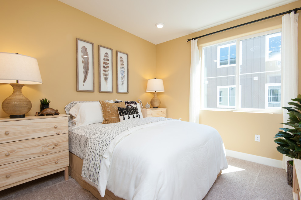 Foto de habitación de invitados clásica sin chimenea con paredes beige, moqueta y suelo beige