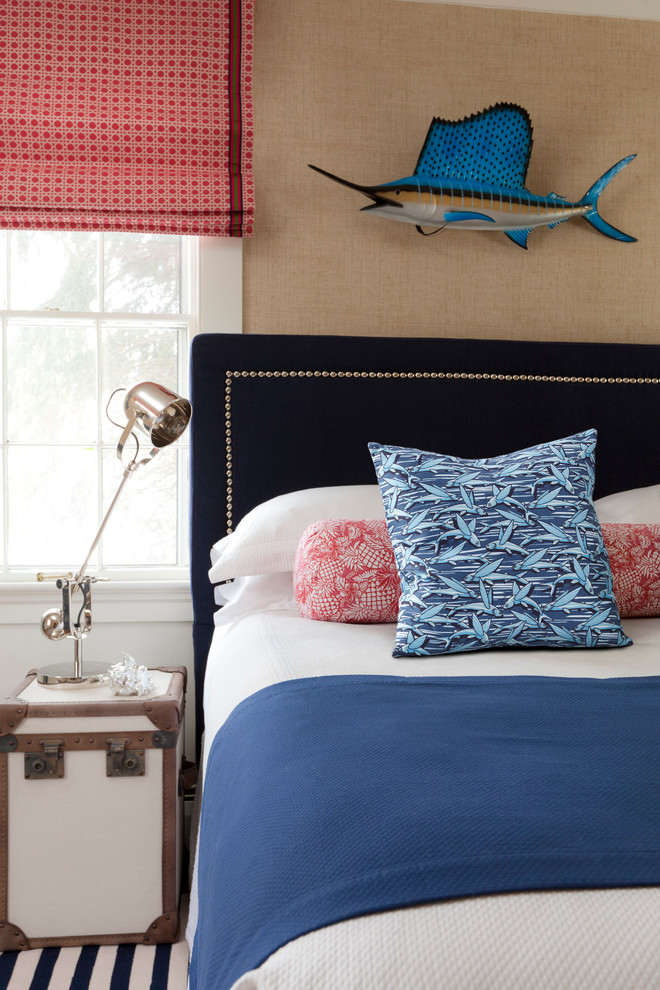 Immagine di una camera da letto stile marinaro con pareti beige, parquet chiaro e nessun camino
