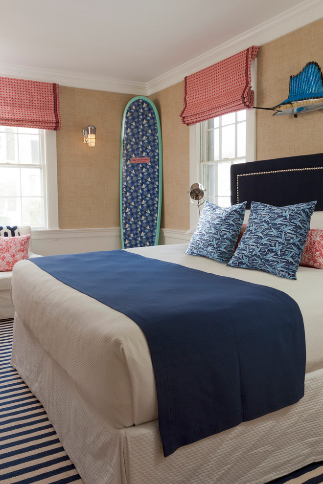 Foto di una camera da letto stile marinaro con pareti beige, parquet chiaro e nessun camino