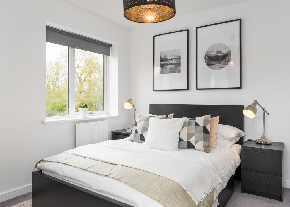 Mittelgroßes Skandinavisches Schlafzimmer ohne Kamin mit weißer Wandfarbe, Teppichboden und grauem Boden in Sonstige