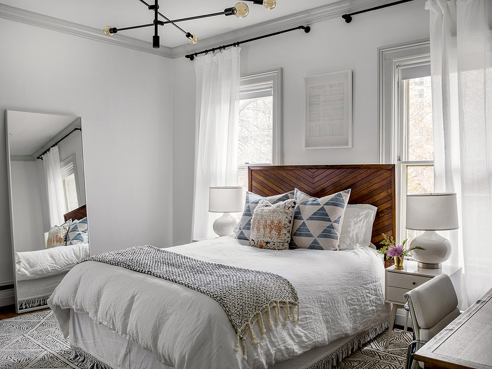 Klassisches Hauptschlafzimmer ohne Kamin mit weißer Wandfarbe in Chicago