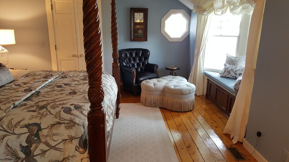 シカゴにある広いヴィクトリアン調のおしゃれな主寝室 (青い壁、無垢フローリング、暖炉なし、茶色い床)
