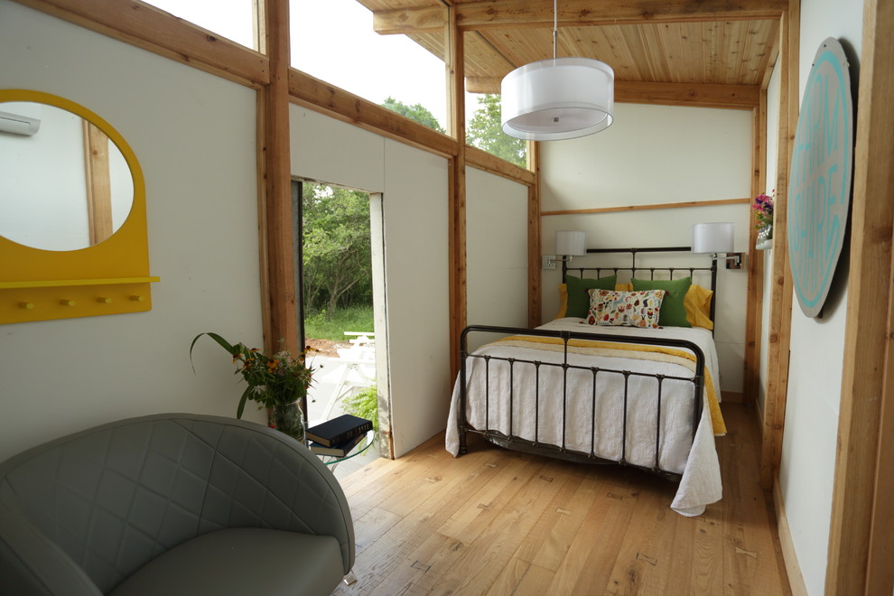 На фото: маленькая спальня в стиле кантри для на участке и в саду