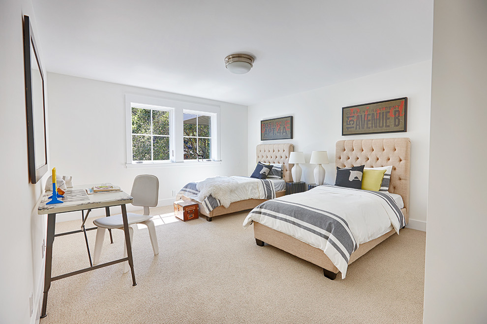 Landhausstil Schlafzimmer mit weißer Wandfarbe und Teppichboden in San Francisco
