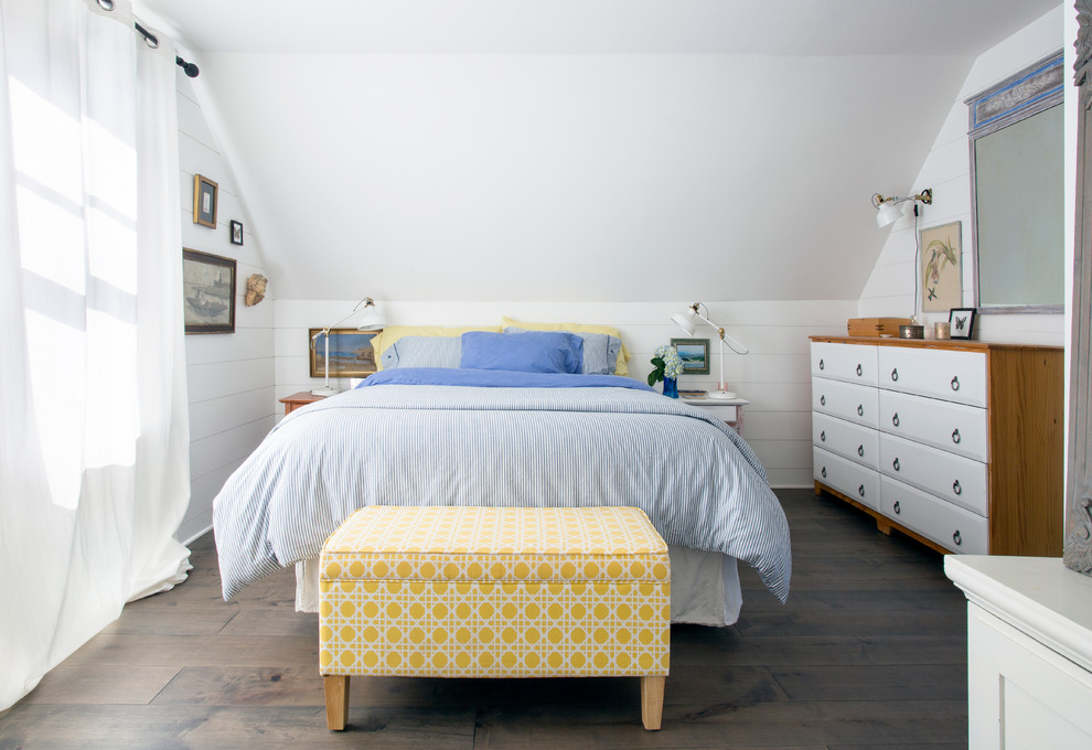 На фото: спальня в морском стиле с белыми стенами, темным паркетным полом и коричневым полом без камина