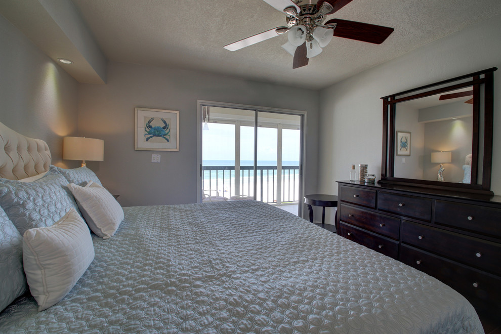 タンパにある小さなビーチスタイルのおしゃれな主寝室 (グレーの壁、濃色無垢フローリング、暖炉なし) のインテリア