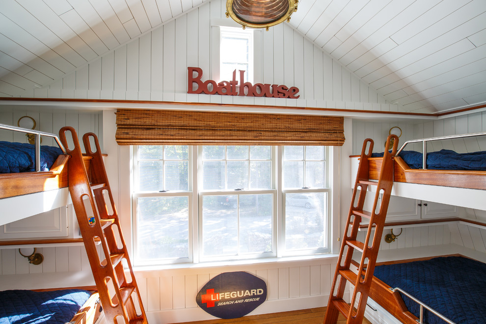 Maritimes Gästezimmer ohne Kamin mit weißer Wandfarbe und braunem Holzboden in Portland Maine