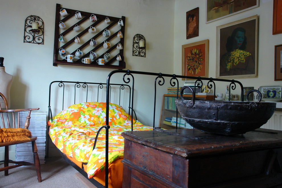 Eklektisches Schlafzimmer mit weißer Wandfarbe und Teppichboden in Sonstige
