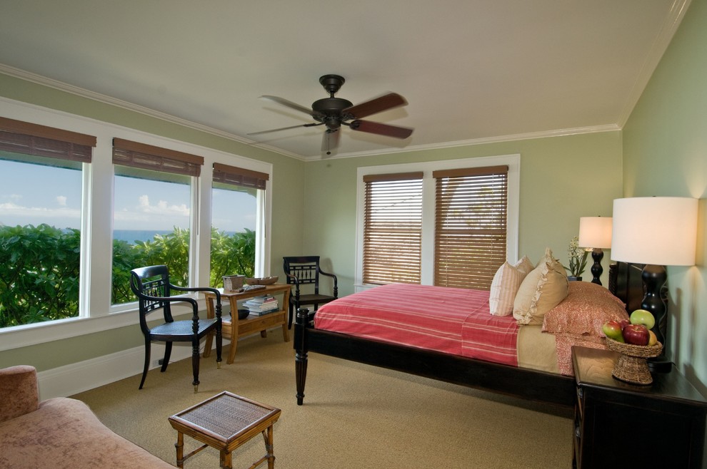 Ejemplo de habitación de invitados exótica de tamaño medio sin chimenea con paredes beige y moqueta