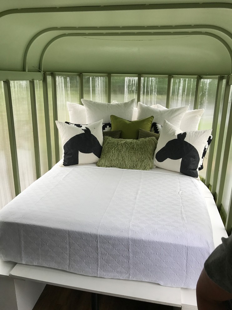 Diseño de dormitorio campestre pequeño con paredes verdes y suelo laminado