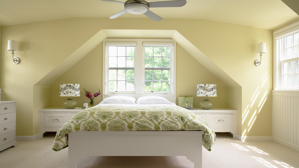 Idéer för lantliga sovrum, med gula väggar och heltäckningsmatta