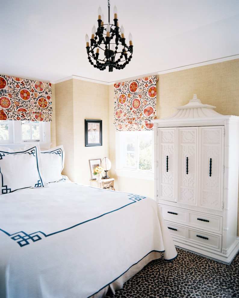 Свежая идея для дизайна: спальня в стиле фьюжн с бежевыми стенами и ковровым покрытием - отличное фото интерьера