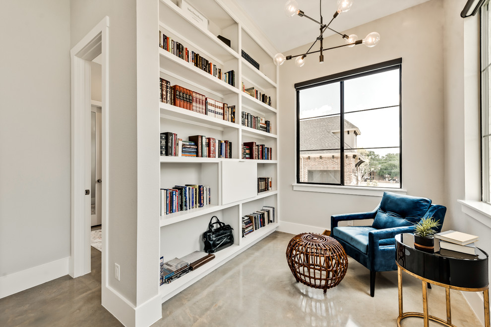Retro Hauptschlafzimmer mit beiger Wandfarbe, Betonboden und beigem Boden in Dallas