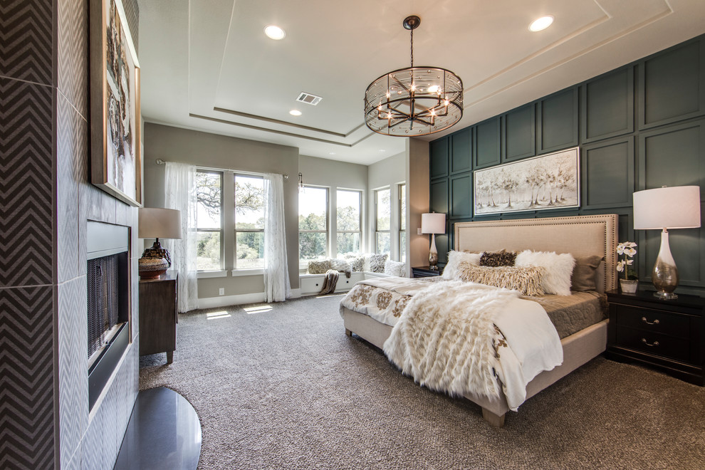 Ejemplo de dormitorio principal clásico renovado grande con paredes verdes, moqueta, chimenea de doble cara, marco de chimenea de baldosas y/o azulejos y suelo gris