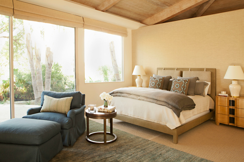 Modelo de dormitorio contemporáneo con paredes beige y moqueta