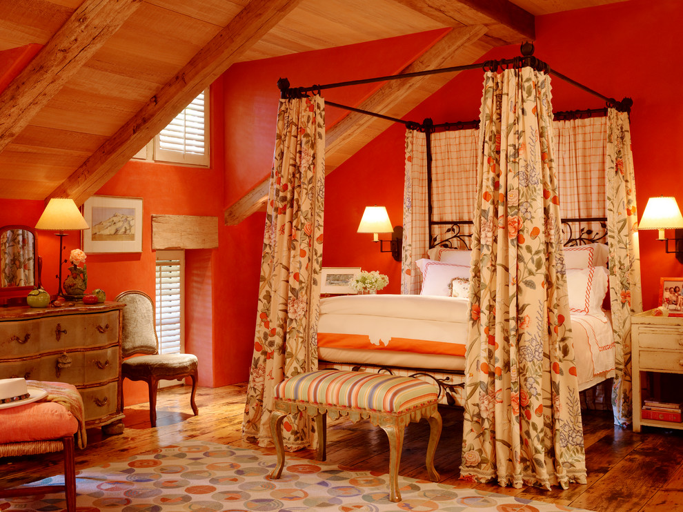 Foto di un'ampia camera da letto minimal con pareti arancioni, pavimento in legno massello medio, nessun camino e pavimento arancione
