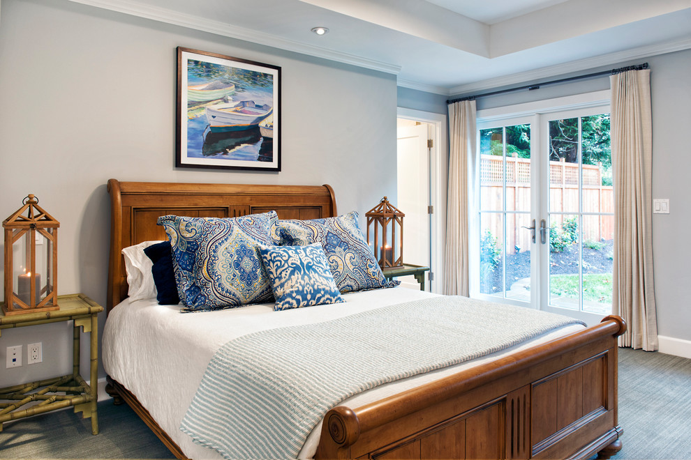 На фото: гостевая спальня среднего размера, (комната для гостей) в стиле кантри с серыми стенами, ковровым покрытием и серым полом с
