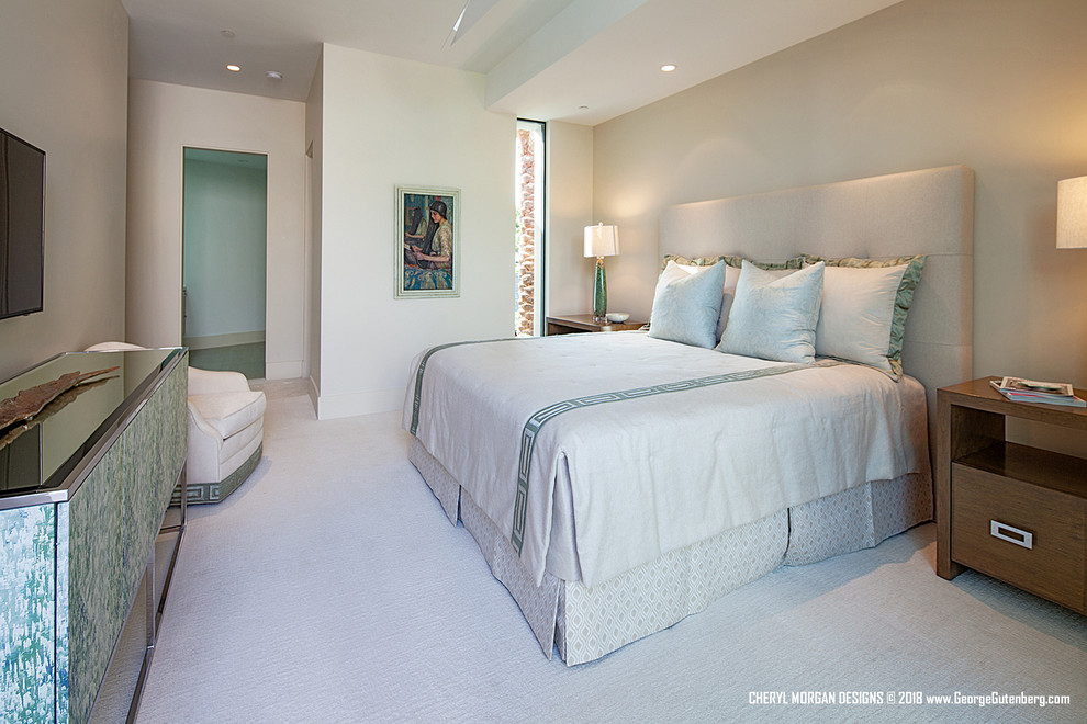 ロサンゼルスにある中くらいなコンテンポラリースタイルのおしゃれな客用寝室 (ベージュの壁、カーペット敷き、暖炉なし、ベージュの床)
