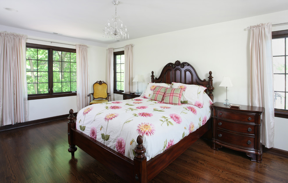 Стильный дизайн: хозяйская спальня среднего размера в классическом стиле с белыми стенами и паркетным полом среднего тона - последний тренд