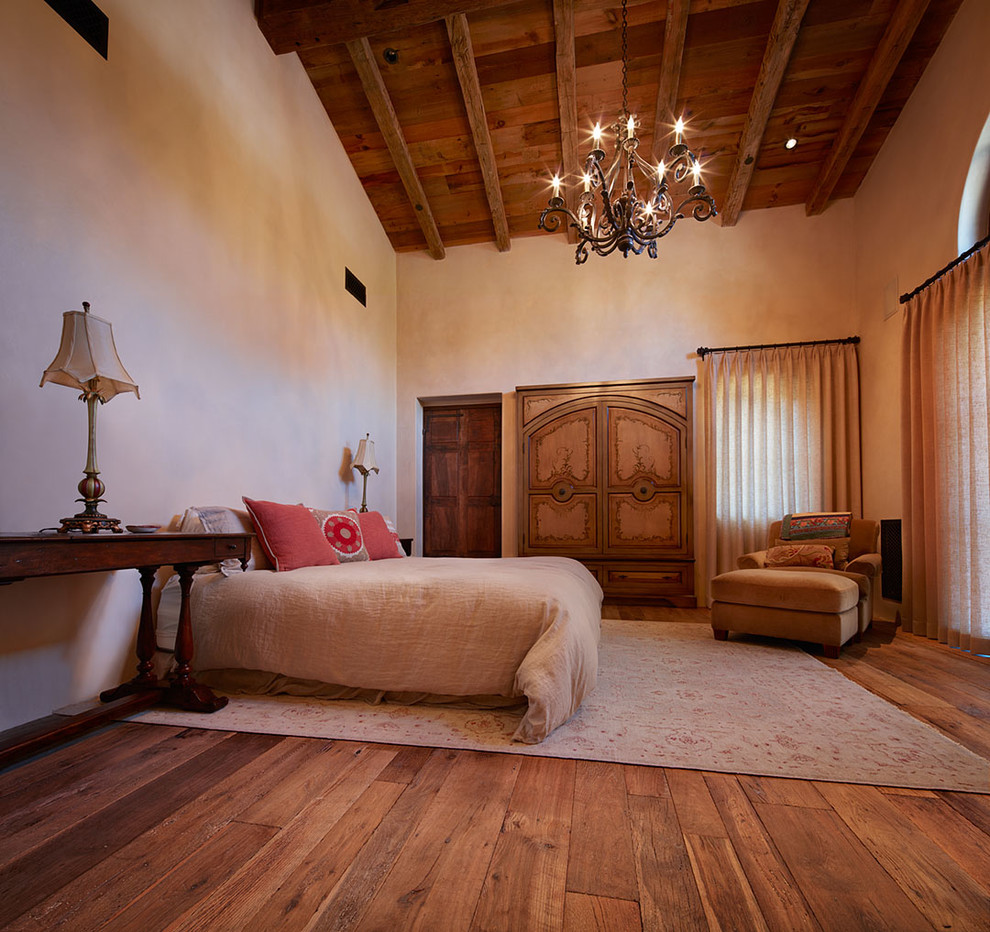 Réalisation d'une chambre d'amis méditerranéenne de taille moyenne avec un mur beige, un sol en bois brun et aucune cheminée.