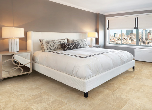 Immagine di una grande camera da letto con pareti marroni e pavimento con piastrelle in ceramica