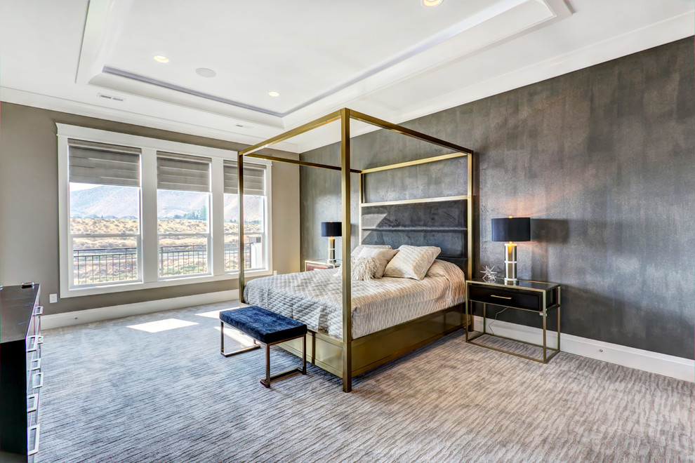 Großes Modernes Hauptschlafzimmer ohne Kamin mit grauer Wandfarbe, Teppichboden und grauem Boden in Seattle