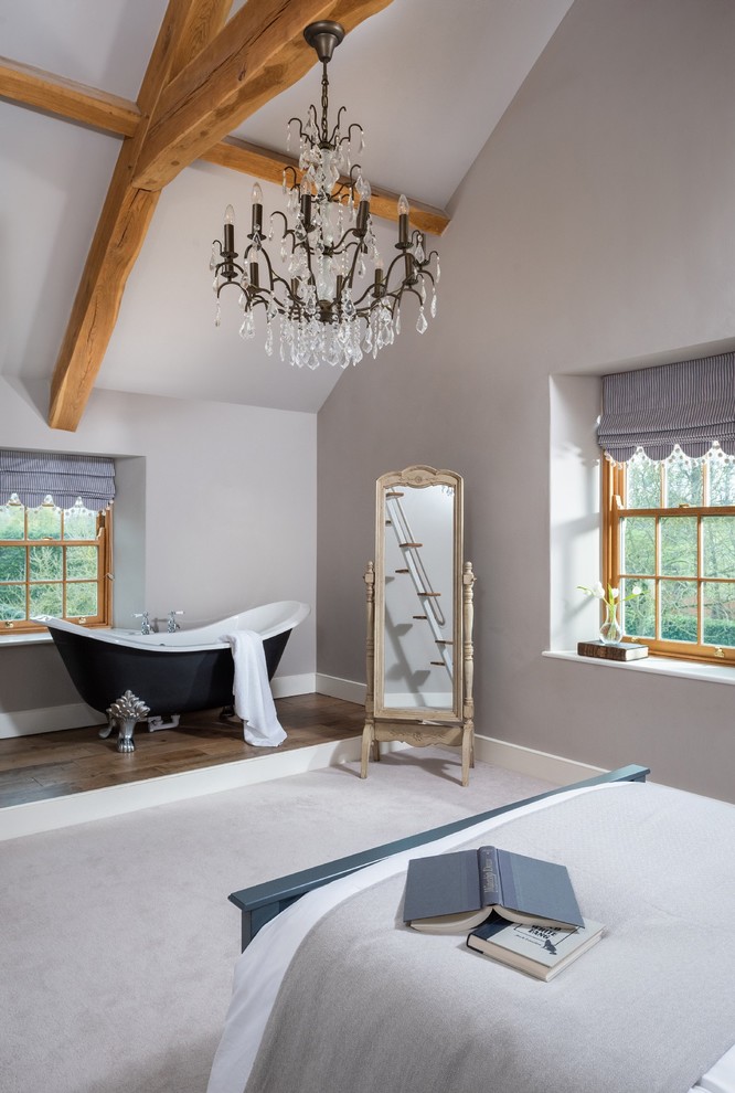 Großes Landhausstil Hauptschlafzimmer mit grauer Wandfarbe, Teppichboden und beigem Boden in Cornwall