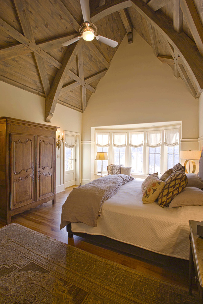 Идея дизайна: большая хозяйская спальня в классическом стиле с паркетным полом среднего тона и бежевыми стенами без камина