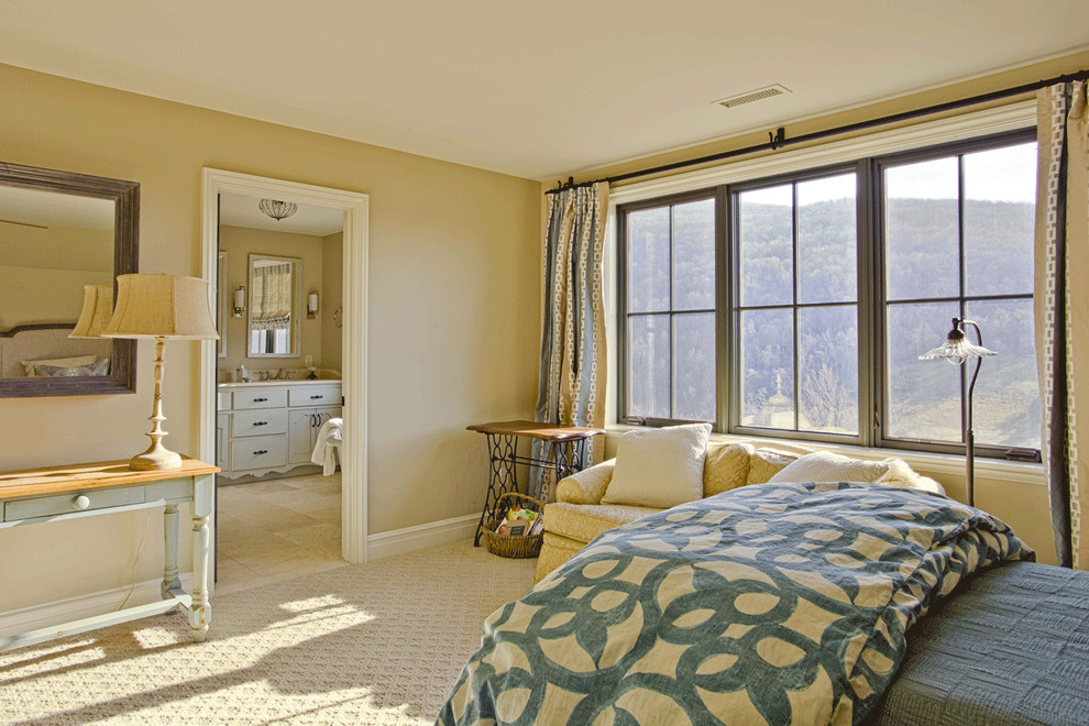 Foto de habitación de invitados de estilo americano de tamaño medio sin chimenea con paredes amarillas y moqueta