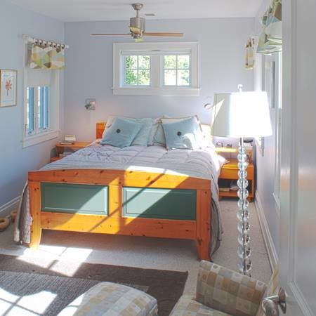 Diseño de habitación de invitados tradicional pequeña con paredes azules, moqueta y suelo blanco