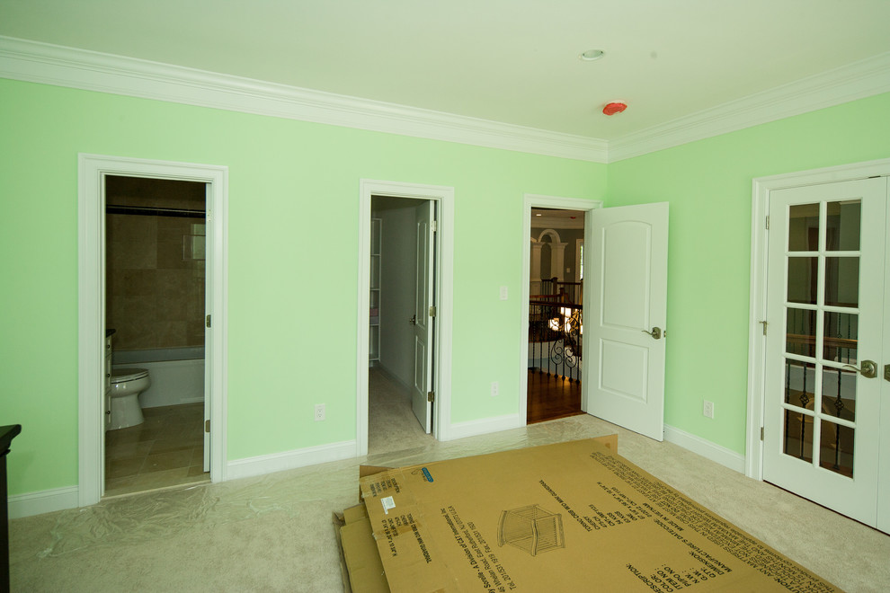 Ejemplo de dormitorio tradicional renovado extra grande con paredes verdes y moqueta