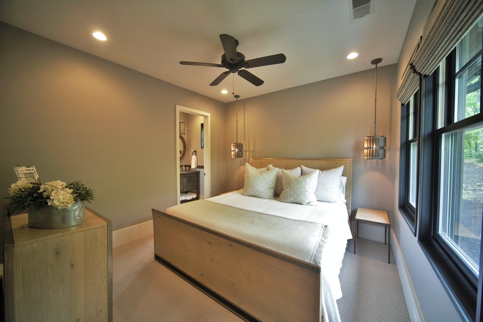Imagen de habitación de invitados campestre de tamaño medio sin chimenea con paredes marrones y moqueta