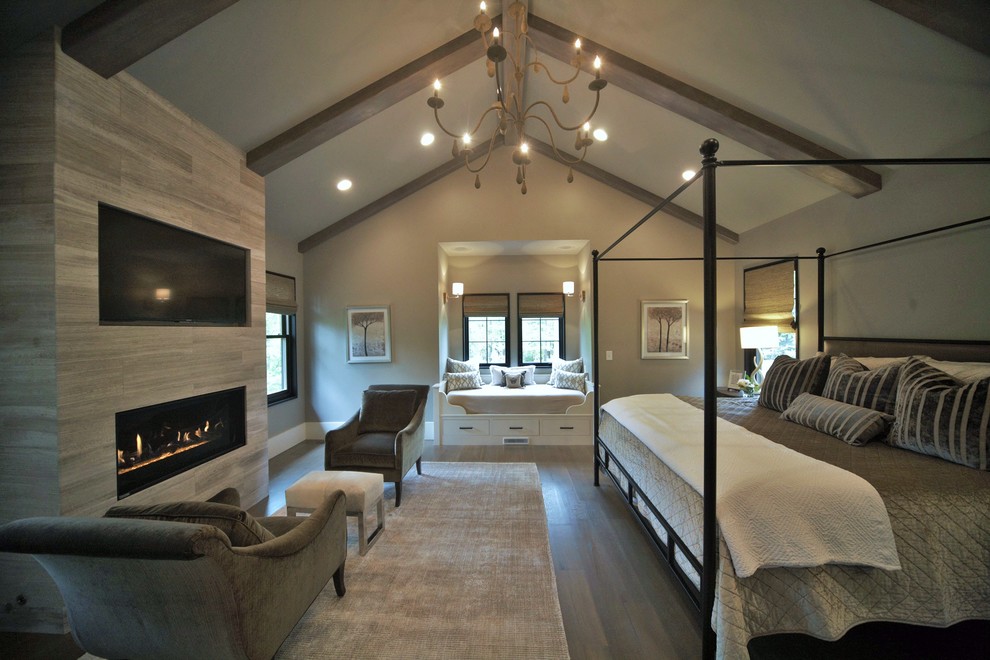 Пример оригинального дизайна: большая хозяйская спальня в стиле кантри с коричневыми стенами, паркетным полом среднего тона и горизонтальным камином