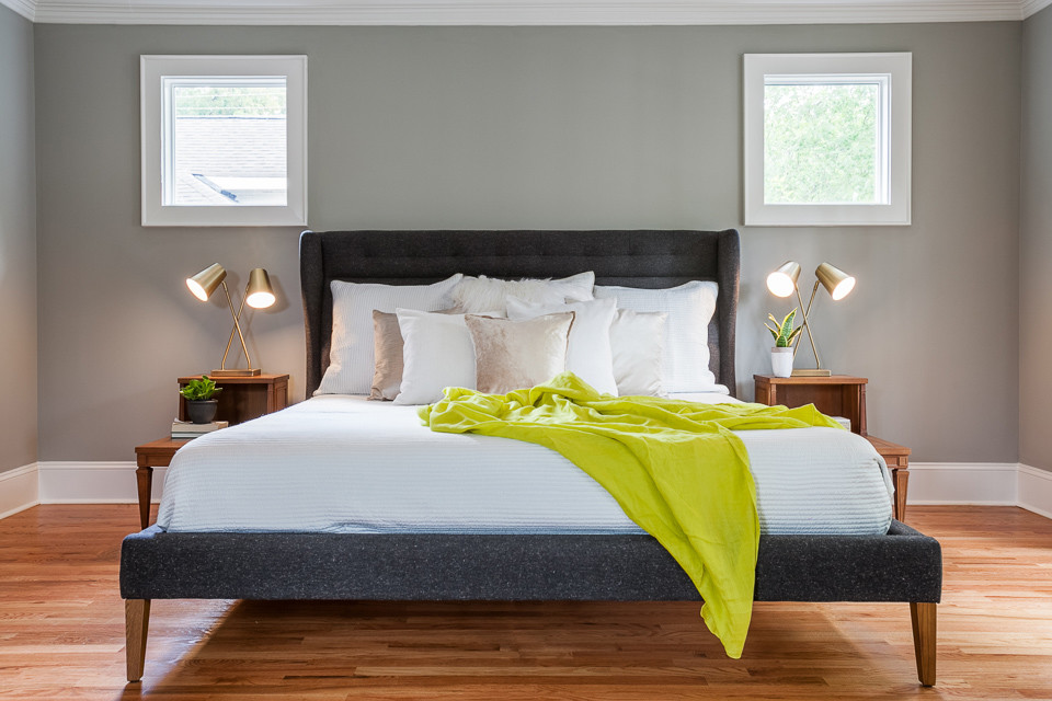Modelo de habitación de invitados retro de tamaño medio sin chimenea con paredes grises y suelo de madera clara