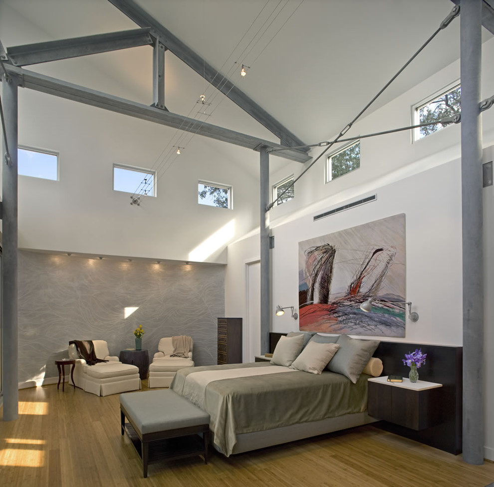 Idéer för funkis sovrum, med vita väggar och mellanmörkt trägolv