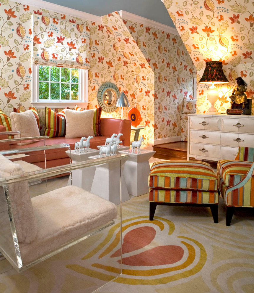 Immagine di una grande camera degli ospiti eclettica con pareti multicolore, moquette e nessun camino