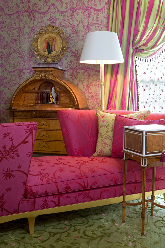 Immagine di una camera matrimoniale boho chic di medie dimensioni con pareti multicolore, moquette e nessun camino