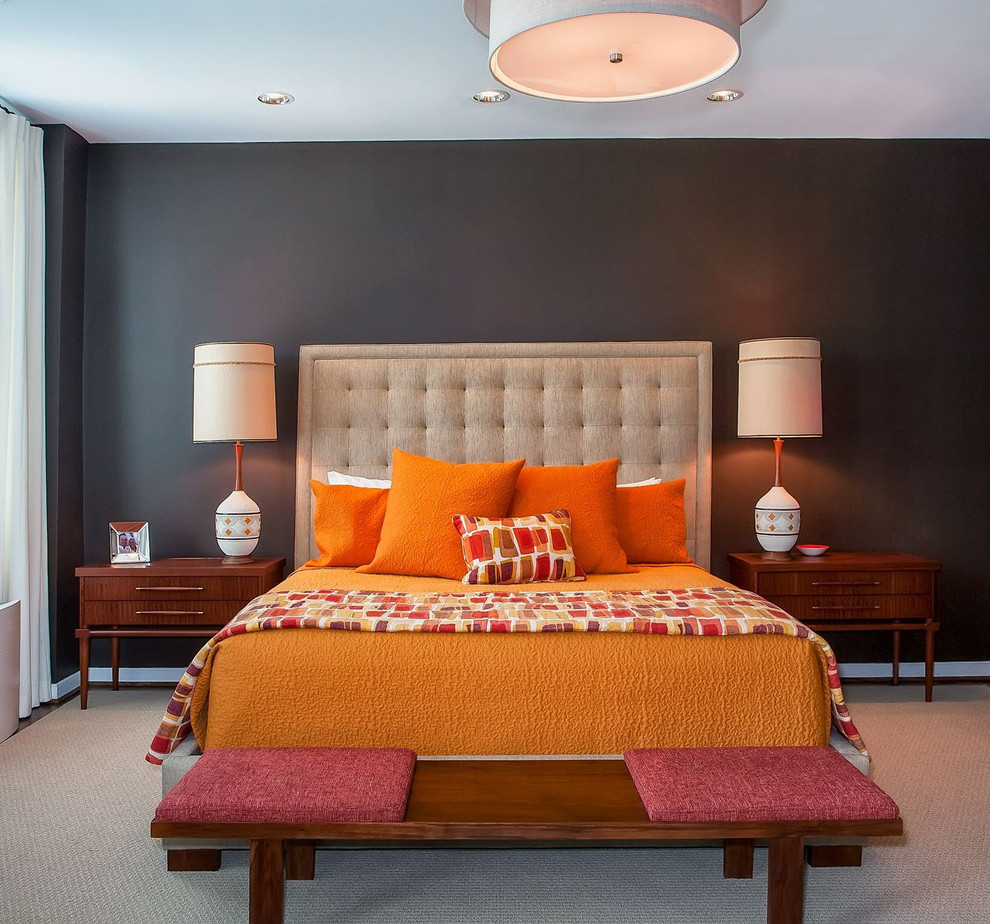 Idee per una camera da letto chic con pareti grigie, moquette e pavimento beige