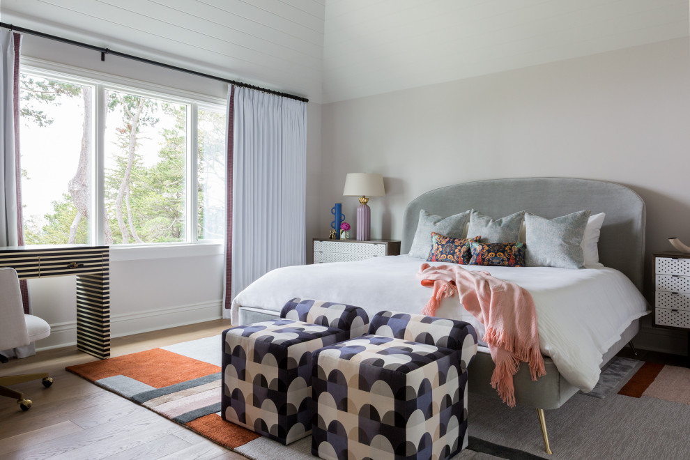 Стильный дизайн: спальня в современном стиле с серыми стенами, светлым паркетным полом, сводчатым потолком и потолком из вагонки без камина - последний тренд