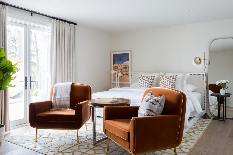 Modernes Hauptschlafzimmer ohne Kamin mit weißer Wandfarbe und hellem Holzboden in Houston