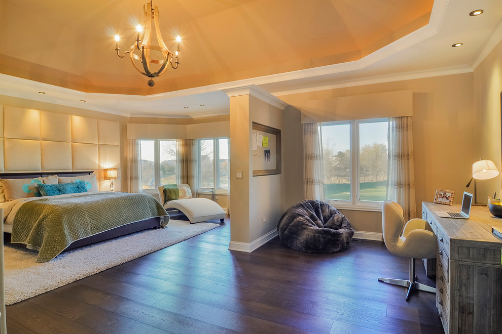 Ejemplo de dormitorio clásico renovado con paredes beige y suelo de madera oscura