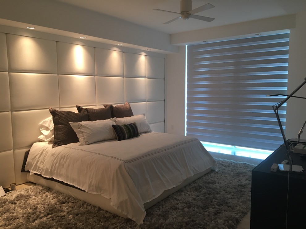 Mittelgroßes Modernes Hauptschlafzimmer ohne Kamin mit weißer Wandfarbe, Marmorboden und weißem Boden in Miami