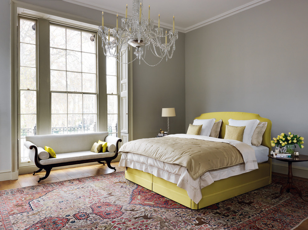 Imagen de dormitorio principal clásico grande sin chimenea con paredes beige y suelo de madera en tonos medios