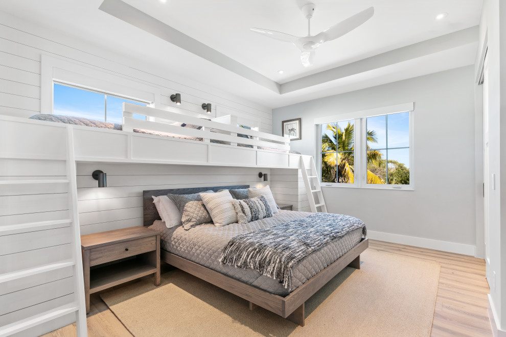 Идея дизайна: гостевая спальня среднего размера, (комната для гостей) в морском стиле с серыми стенами, светлым паркетным полом и серым полом