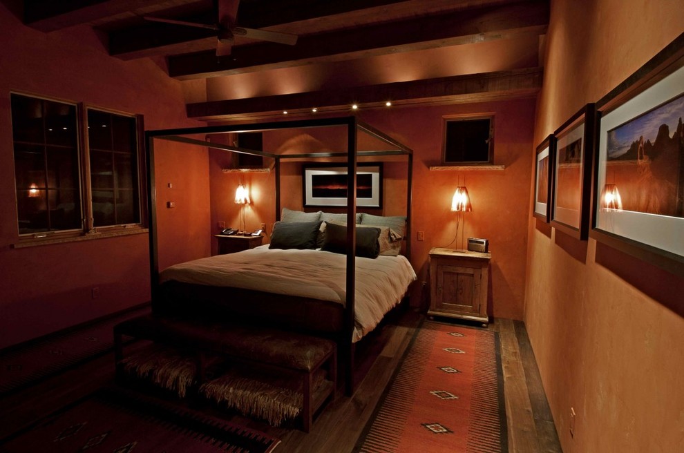 На фото: гостевая спальня среднего размера, (комната для гостей) в стиле фьюжн с оранжевыми стенами и паркетным полом среднего тона с